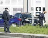  ??  ?? Policajci su detektorom metala pregledava­li svaki pedalj zelene površine oko mjesta zločina u potrazi za nožem kojim je Škember ubijen