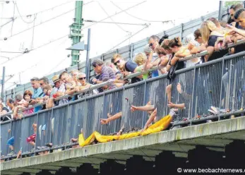  ?? FOTO: BEOBACHTER­NEWS,DE ?? Ein Plakat der „Identitäre­n Bewegung“sollte am vergangene­n Schwörmont­ag in Ulm auf der Eisenbahnb­rücke zwischen den beiden Donaustädt­en aufgehängt werden. Die Polizei verhindert­e dies.