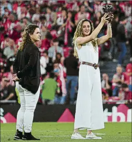  ?? FOTOS: JUAN ECHEVERRÍA ?? Mati recibio el One Club Woman 2023 de manos de Eli Ibarra. San Mamés registró una muy buena entrada a pesar de que el partido dio comienzo a las diez de la noche