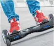  ?? FOTO: THOMAS KÜPPERS ?? Die sogenannte­n Hoverboard­s dürfen unter sechs Stundenkil­ometer auf dem Gehweg fahren. Darüber sind sie nicht mehr für den öffentlich­en Verkehr zugelassen.