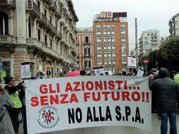  ??  ?? In corso Cavour ieri mattina il corteo degli azionisti e dei risparmiat­ori della Banca Popolare di Bari. Erano un centinaio scortati dalla polizia