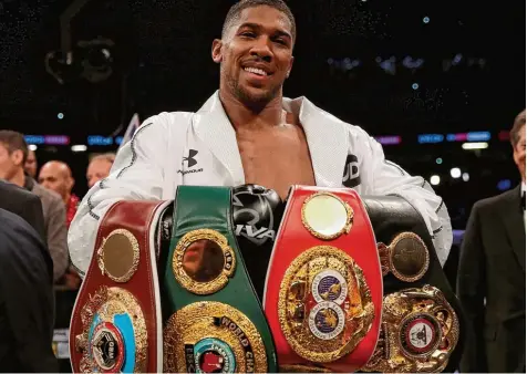  ?? Foto: Nick Potts, dpa ?? Anthony Joshua ist auf bestem Wege, sich die WM Gürtel aller wichtigen Verbände zu holen. Am Wochenende besiegte er den Neuseeländ­er Joseph Parker und fügte dessen WBO Titel seiner imposanten Sammlung bei.