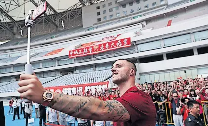  ?? [ AFP ] ?? Marko Arnautovic´ muss sich noch gedulden, ehe er in China wieder vor Fans posieren kann.