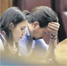  ?? EFE / JAVIER LIZÓN ?? Irene Montero y Pablo Iglesias, ayer, en el Congreso.