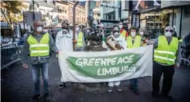  ?? FOTO SVEN DILLEN ?? De actievoerd­ers hadden ook een mondmasker meegebrach­t voor het Borrelmann­eke.