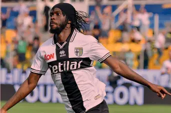  ??  ?? L’esultanza di Gervinho, 31 anni, dopo il capolavoro realizzato sabato pomeriggio contro il Cagliari INSIDE