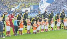  ?? FOTO: VEREIN ?? Ganz nah bei den Profis von Borussia Dortmund: Die kleinen Baaler und Granterath­er Junioren durften mit dem BVB aufs Schalker Spielfeld laufen.