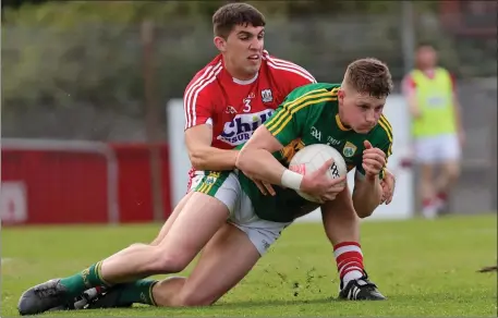  ?? Photo byJim Coughlan ?? Kerry’s Conor Cox wins the ball ahead of Cork’s Peter Murphy in the Munster Junior Football Championsh­ip Final in Pairc Ui Rinn, Cork.