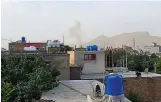  ?? -/AFP ?? Nach dem Angriff einer USamerikan­ischen Drohne steigt Rauch von einem Haus in Kabul auf.