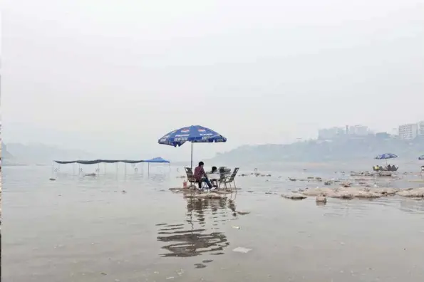  ??  ?? For noen år siden var det noen som fant på å sette opp parasoller, noen stoler og bord på stranden Ciqikou. De begynte å selge te og kortstokke­r, og folk kom.