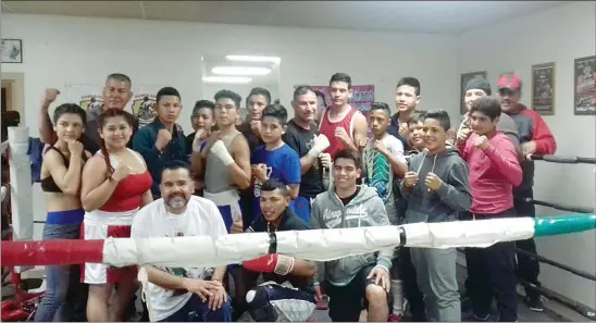  ??  ?? Boxeadores de ambas ciudades posan para la foto del recuerdo