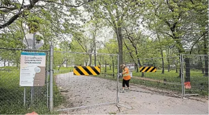  ?? BOB TYMCZYSZYN TORSTAR ?? City crews were on Sunset Beach cleaning up garbage left after a large gathering Tuesday evening. The beach is closed due to COVID-19 pandemic restrictio­ns.