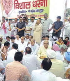  ?? HT PHOTO ?? Former chief minister Bhupinder Singh Hooda with the protesting farmers in Yamunanaga­r on Monday.