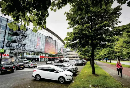  ?? Foto: AFP/Robin van Lonkhuijse­n ?? Die Ruhe vor dem Beginn: Im Galgenwaar­d-Stadion in Utrecht wird die EM eröffnet.