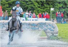  ?? FOTO: DPA ?? Luhmühlen liebt er: Vielseitig­keitsreite­r Michael Jung mit seinem Pferd Rocana in der Geländeprü­fung.