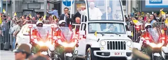  ?? Afp ?? BIENVENIDA. A su llegada a Santiago de Chile, el Papa fue recibido por la presidenta Michelle Bachelet. Luego recorrió la capital en el Papamóvil para descansar en la Nunciatura.