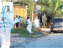  ?? FOTO: EL HERALDO ?? Agentes de la Policía Nacional levantaron evidencias del lugar donde sicarios en motociclet­a asesinaron a dos hombres.