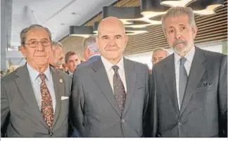  ?? ?? José Ramón Pérez Díaz-Alersi, Manuel Chaves y Hernán Cortés.