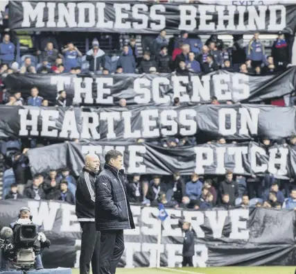  ??  ?? 0 Rangers manager Graeme Murty gets the message during the 2-1 win over Hearts at Ibrox on Sunday.