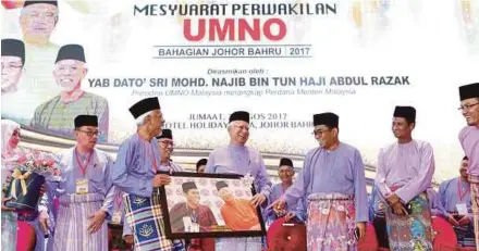  ?? PIC BY MOHD AZREN JAMALUDIN ?? Prime Minister Datuk Seri Najib Razak, who is also Umno president, receiving a souvenir from Johor Umno division chief Tan Sri Shahrir Abdul Samad (third from left) at the opening of the Johor Baru Umno division delegates’ meeting yesterday. With them...