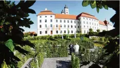  ?? Archivfoto: Alexander Kaya ?? Das Kloster Roggenburg ist einer der Besucherma­gneten im Landkreis Neu Ulm und ist auch auf der Touristikm­esse CMT in Stuttgart vertreten. Unser Bild zeigt das Efeu Labyrinth.