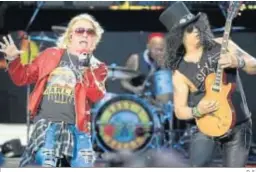  ?? D. S. ?? Axl Rose y Slash, de Guns ‘N’ Roses, durante un concierto pre-pandemia.