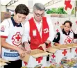  ??  ?? Reconoce solidarida­d.
El presidente Enrique Peña Nieto agradeció a Peter Maurer, presidente del Comité Internacio­nal de la Cruz Roja, por la las 3 mil 662 toneladas de ayuda enviada después de los sismos.