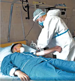  ?? RUSSIAN DEFENSE MINISTRY PRESS SERVICE ?? Medical workers prepare to draw blood from volunteers participat­ing in a trial of a coronaviru­s vaccine at the Budenko Main Military Hospital outside Moscow, Russia.