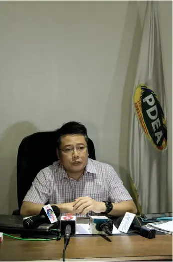  ?? (CONTRIBUTE­D FOTO/PDEA PIO) ?? PDEA 7 DIRECTOR YOGI FILEMON RUIZ says he has the names of the agency’s top 10 drug personalit­ies.