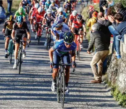  ?? FOTO PHOTO NEWS ?? Nairo Quintana klimt voor de concurrent­ie uit.