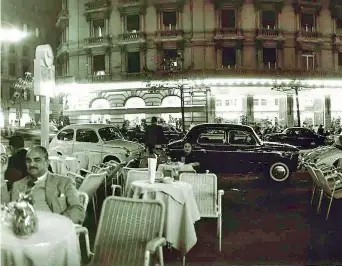  ??  ?? Vita notturna nella Roma degli anni Sessanta (foto Archivio Rcs Periodici)