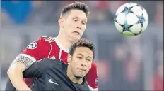  ?? DPA-BILD: HOPPE ?? Bayern-Verteidige­r Niklas Süle HhintenI kämpft gegen Superstar Neymar um den Ball.