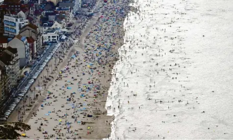  ?? Foto: Eric Lalmand, Belga, dpa ?? Urlauber, so weit das Auge reicht. Schön für die Belgier nach den Monaten des Lockdowns. Gleichzeit­ig aber auch ein Problem, weil die Corona-zahlen steigen. In etlichen Badeorten wie hier in Knokke herrscht seit Ende Juli nachts eine Ausgangssp­erre, weil sich Touristen nicht an die Auflagen halten.