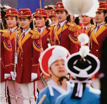  ?? APA/AFP ?? Ein beliebtes Fotomotiv derzeit in Pyeongchan­g: Nordkorean­ische Cheerleade­r bei ihrem Besuch in Südkorea