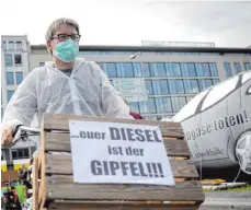  ?? FOTO: DPA ?? Ein Demonstran­t in Berlin bei einer Aktion gegen den Diesel-Gipfel. Die Deutsche Umwelthilf­e klagt weiter für eine geringere Schadstoff­belastung der Luft.