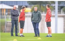  ?? FOTO: SCHEIDEMAN­N ?? Der Vorstand im Austausch mit den Spielern Thomas Pledl und Marcel Sobottka: Klaus Allofs am Trainingsp­latz.