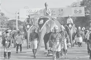  ?? — Gambar Bernama ?? PERARAKAN: Pasukan bergajah dari Pusat Konservasi Gajah Kebangsaan (PKGK), Kuala Gandah,‘Pian’, ‘Rambai’dan‘Alam’menyertai Istiadat Perarakan dan Perbarisan Kehormat sempena Istiadat Pertabalan Kebawah Duli Yang Maha Mulia (KDYMM) Tuanku Sultan Kedah Ke-29, semalam.