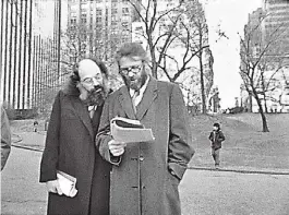  ??  ?? El poeta Allen Ginsberg. Con Peter Orlovsky, en Central Park, Nueva York, capturados por la cámara de Mekas.