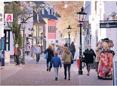  ?? RP-FOTOS: ACHIM BLAZY ?? Die Innenstadt war am Montag recht gut besucht.