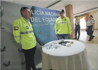  ?? VALENTINA ENCALADA / EXPRESO ?? Evidencias. La Policía mostró ayer el armamento que fue incautado durante el operativo Zeus, en la Trinitaria.