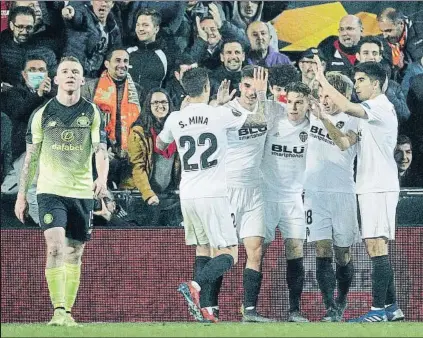  ?? FOTO: EFE ?? Kevin Gameiro celebra con sus compañeros el gol que sirvió para certificar la clasificac­ión del Valencia para octavos de la Europa League