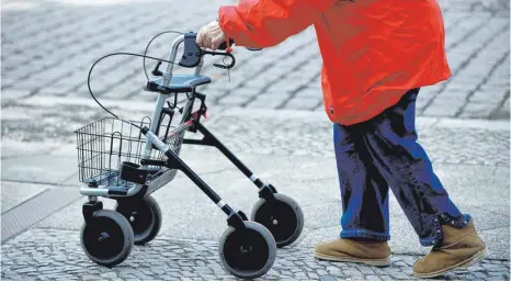  ?? ARCHIVFOTO: DPA/ GAMBARINI ?? Nicht nur hohe Bordsteink­anten, auch Kopfsteinp­flaster stellt eine Hindernis für Menschen mit Rollator dar.