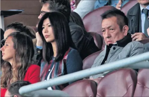  ??  ?? Peter Lim, en el palco del estadio de Mestalla en una imagen de archivo.