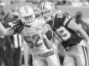  ?? JIM RASSOL/STAFF PHOTOGRAPH­ER ?? Kelvin Sheppard of the Dolphins tries to run down Gavin Escobar of the Cowboys in the first half Sunday.