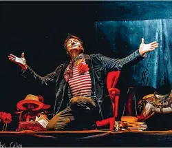  ?? ?? Carmelo Gómez protagoniz­a ‘A vueltas con Lorca’, obra que lleva casi tres años sobre los escenarios y que se despide del público desde el Teatro de La Abadía.