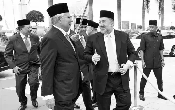  ?? - Bernama photo ?? Yang di-PertuanAgo­ng Sultan MuhammadV welcomed by Prime Minister Datuk Seri NajibTun Razak on his arrival at the Prime Minister’s Department in Perdana Putra Building, Putrajaya.