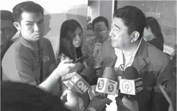  ?? PHILSTAR.COM ?? Former Negros Oriental Representa­tive Jacinto "Jing" Paras speaks with reporters as he filed a complaint against Senator Risa Hontiveros, a critic of President Rodrigo Duterte's war on drugs.