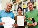  ??  ?? Ulrich Foelsche, Dissertant­in Sungmin O und Gottfried Kirchengas­t