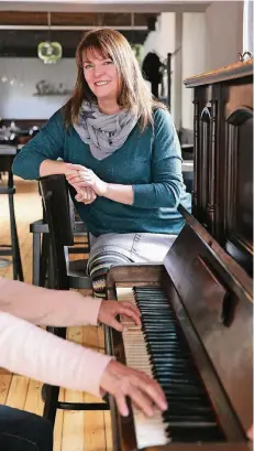  ?? RP-FOTO: DETLEF ILGNER ?? Iris Frenzen in ihrem Restaurant. Das Klavier hat sie aufbereite­n lassen, bei KulturEven­ts kommt es zum Einsatz.