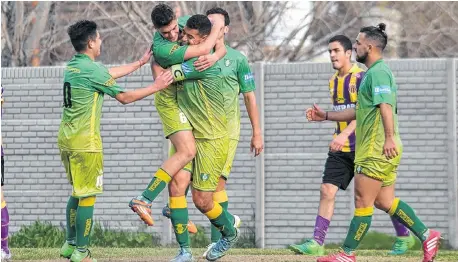  ?? SEBASTIÁN CORTÉS-LA NUEVA. ?? Abrazo de gol. El capitán Armario celebra con Giordano, el autor del 1-0. Novoa (izq.) y Barroso se acercan al festejo.